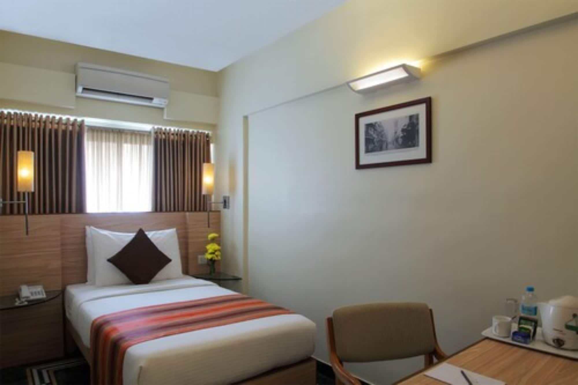 Hiltop Hotel Bombay Exterior foto