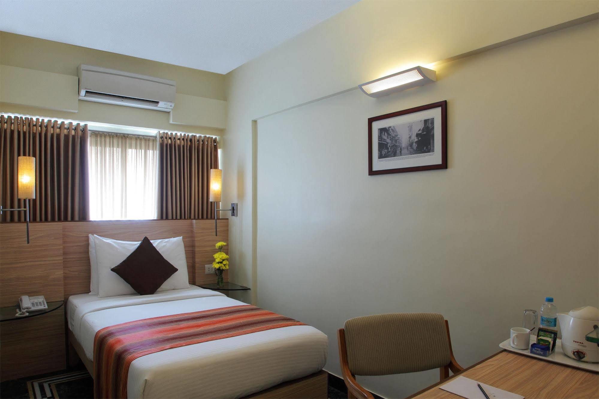 Hiltop Hotel Bombay Exterior foto